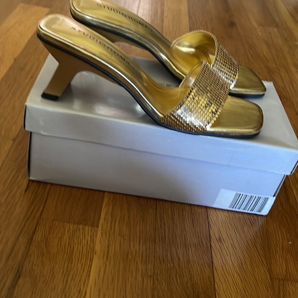 NWT Studio Roma open toe slide in gold with block heel size 6.5 - Picture 7 of 9